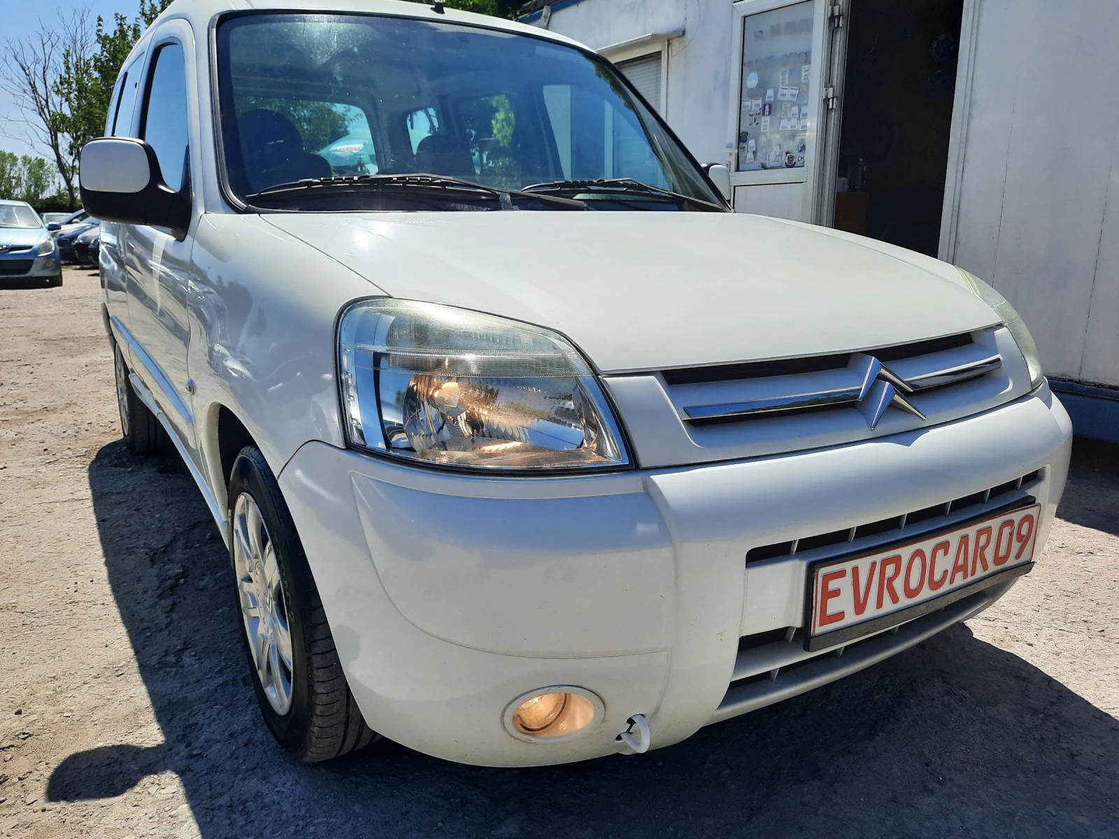 Citroen Berlingo 1.6i 4вратиКАТО НОВ! - изображение 2