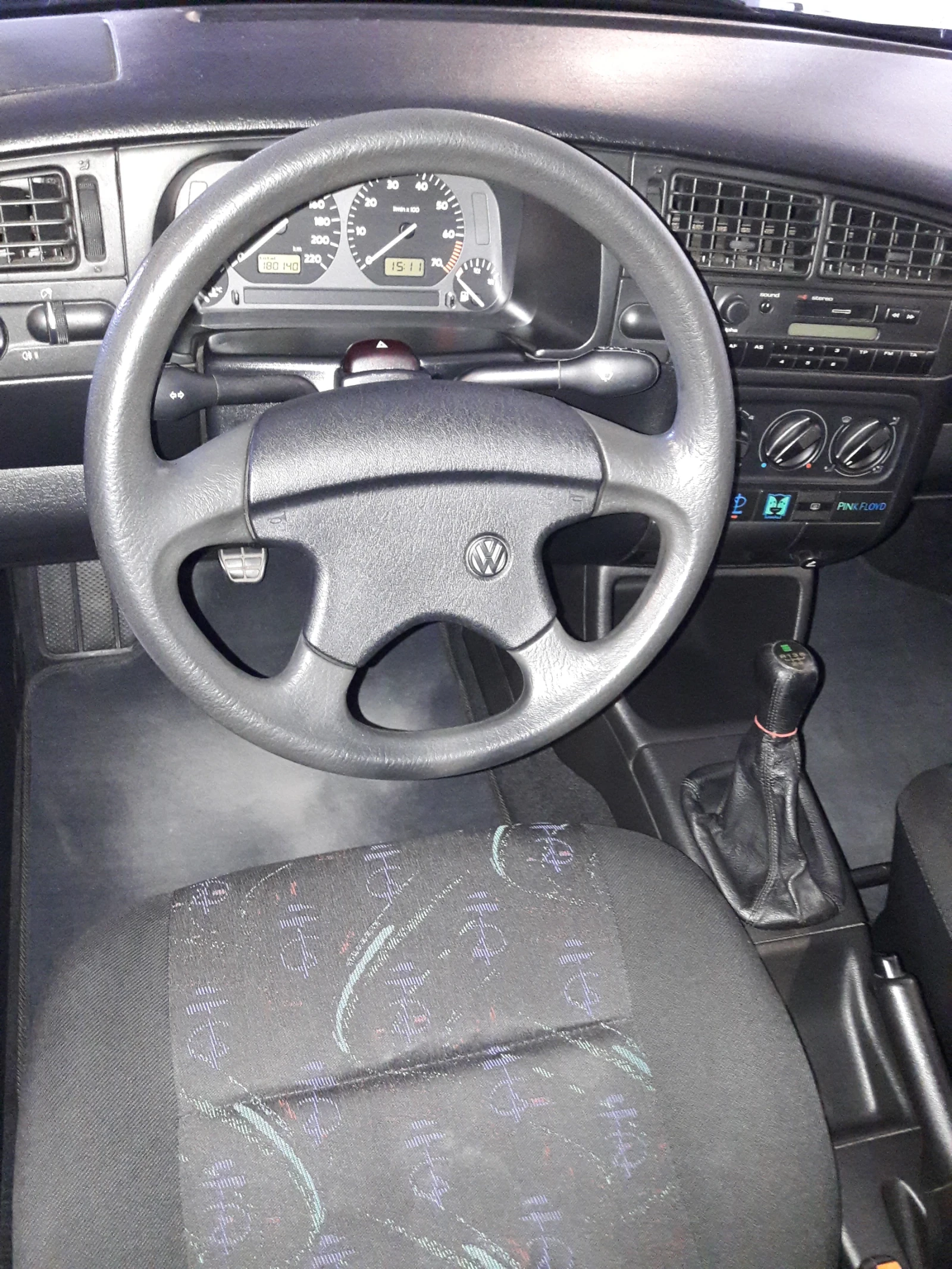 VW Golf 1.6mi 75k.c.Pink Floyd - изображение 3