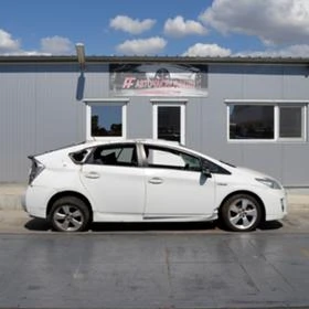 Toyota Prius 1.8 Hybrid, снимка 2