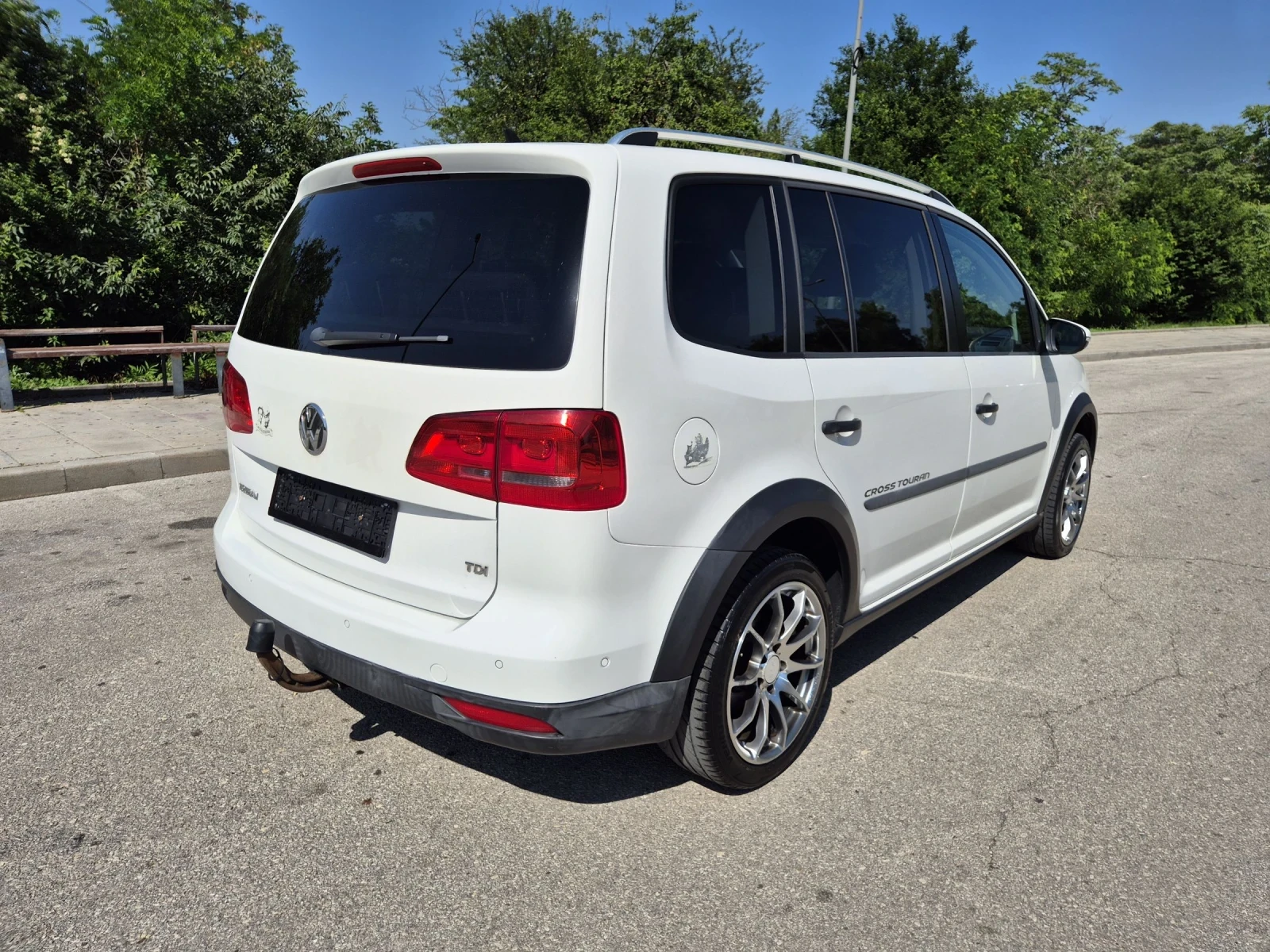VW Touran CROSS 2.0TDI 7 Местен, снимка 3 - Автомобили и джипове - 55087982