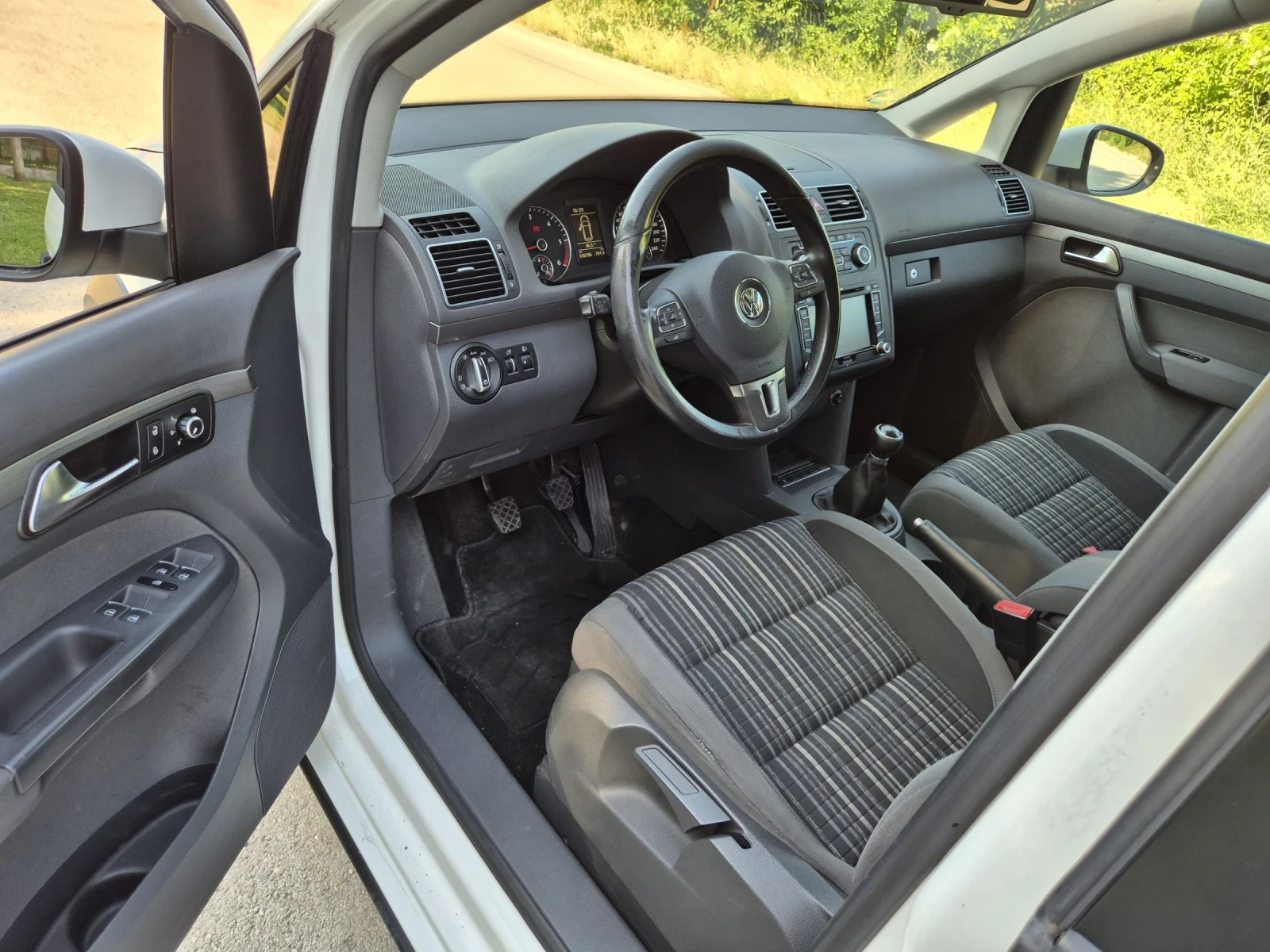 VW Touran CROSS 2.0TDI 7 Местен, снимка 12 - Автомобили и джипове - 55087982