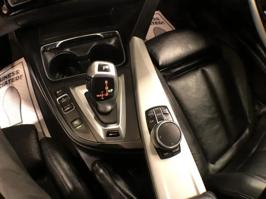 BMW 330 PLUG IN HYBRID * 330e, снимка 8 - Автомобили и джипове - 55230084