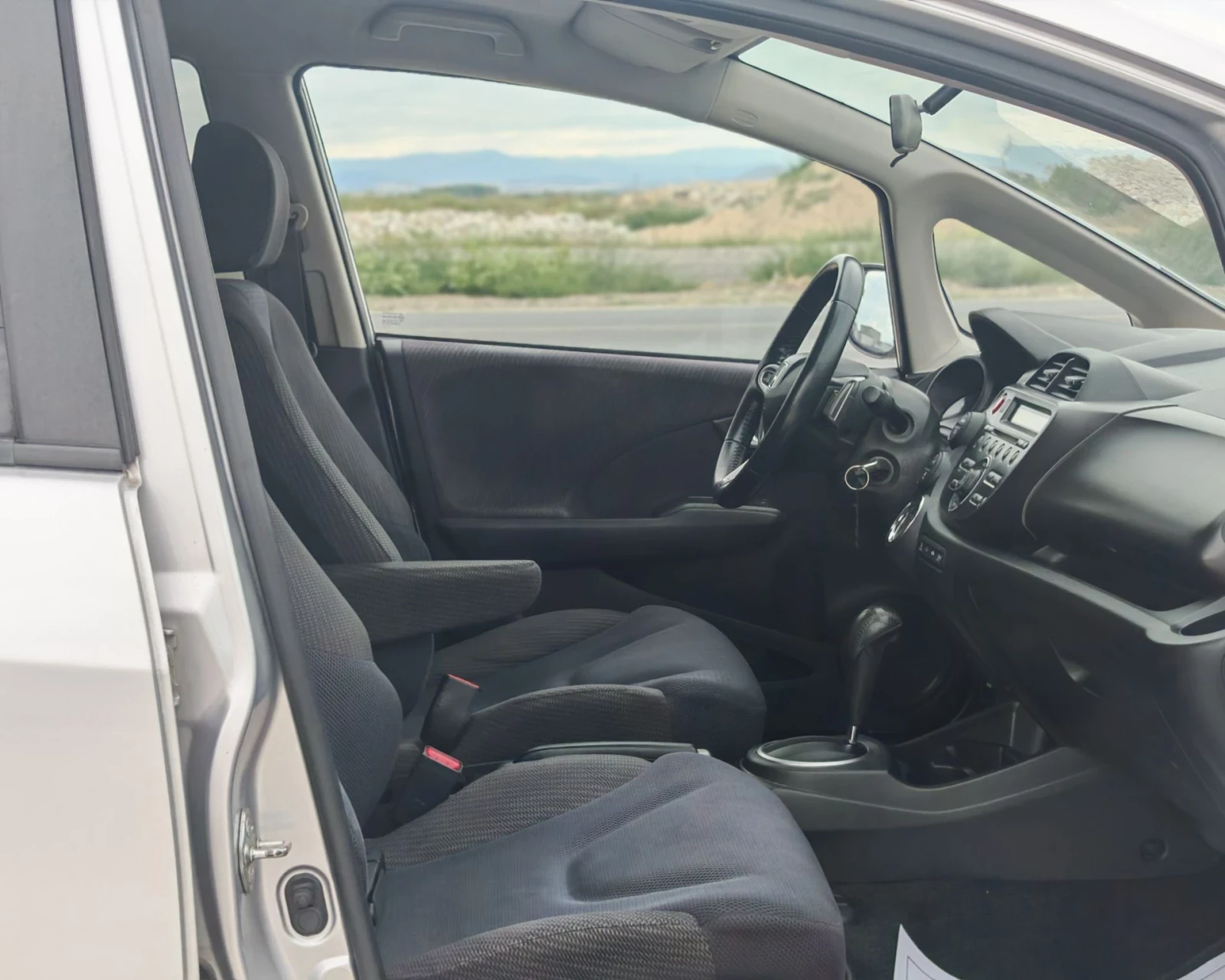 Honda Jazz 1.3 БЕНЗИН 99 К.С. АВТОМАТИК! УНИКАЛНО СЪСТОЯНИЕ!!, снимка 10 - Автомобили и джипове - 56087699