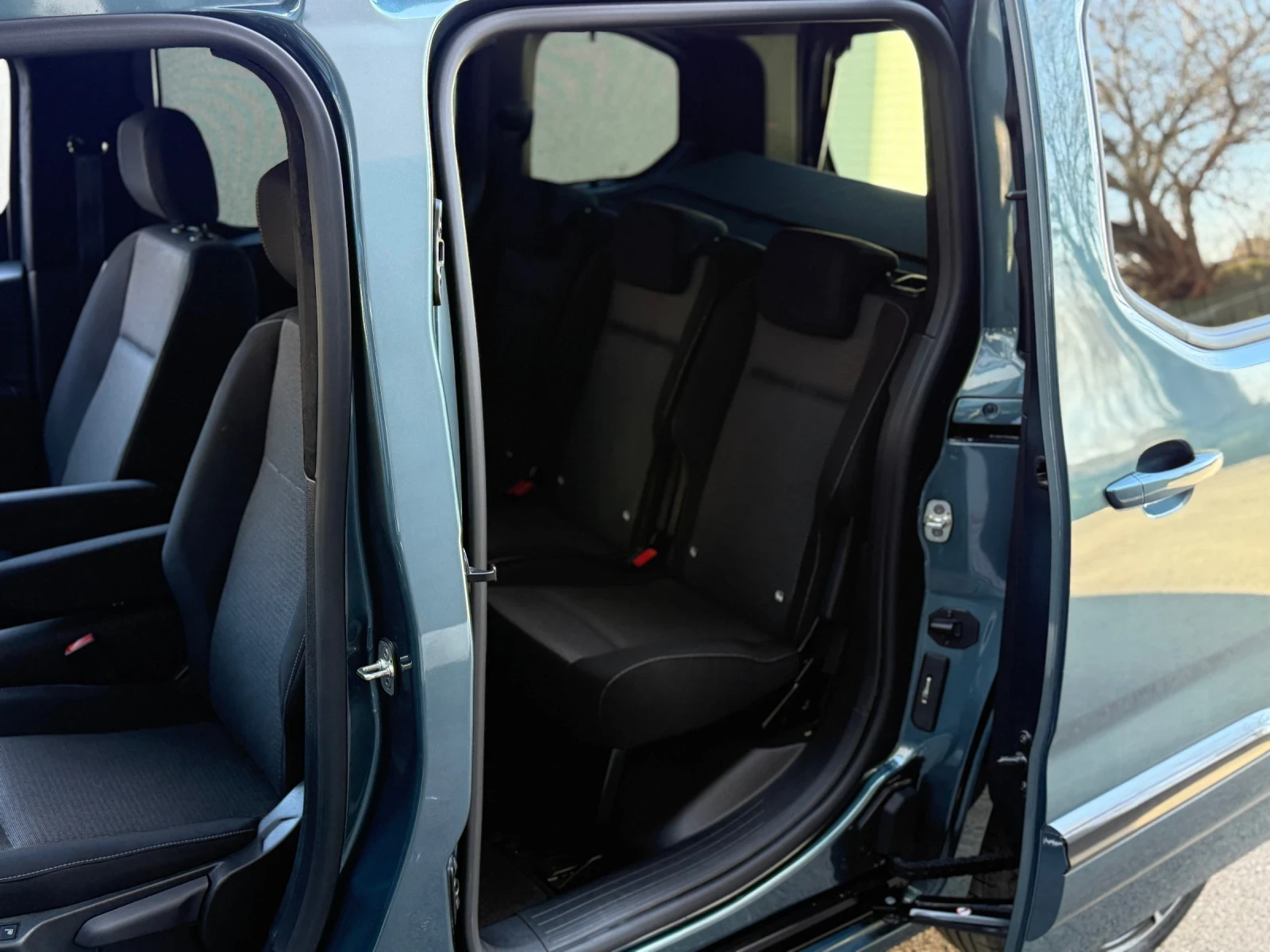 Toyota Proace City Verso KEYLESS * 360 CAMERA * ПОДГРЕВ * CARPLAY * LED , снимка 8 - Автомобили и джипове - 53826021