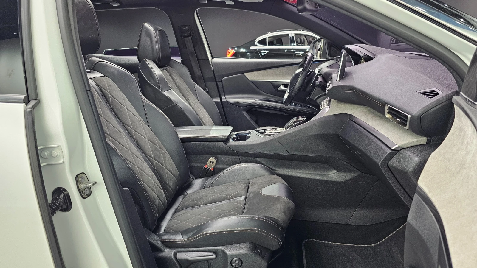 Peugeot 3008 2.0 BlueHDi GT | Адаптивен круиз| Масаж| Панорамa, снимка 13 - Автомобили и джипове - 55046167