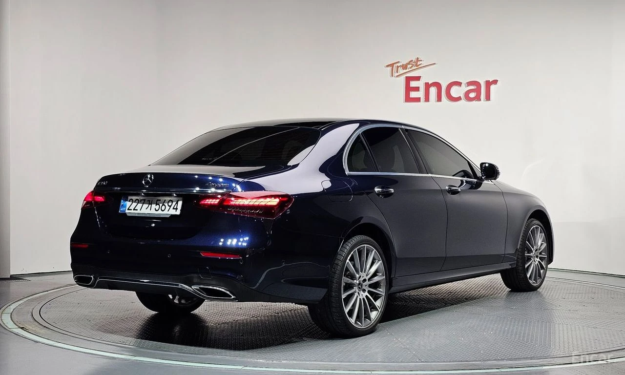 Mercedes-Benz E 350 4MATIC* AMG-LINE* DISTRONIC* 360* ОБДУХ* BURMESTER, снимка 3 - Автомобили и джипове - 55785814