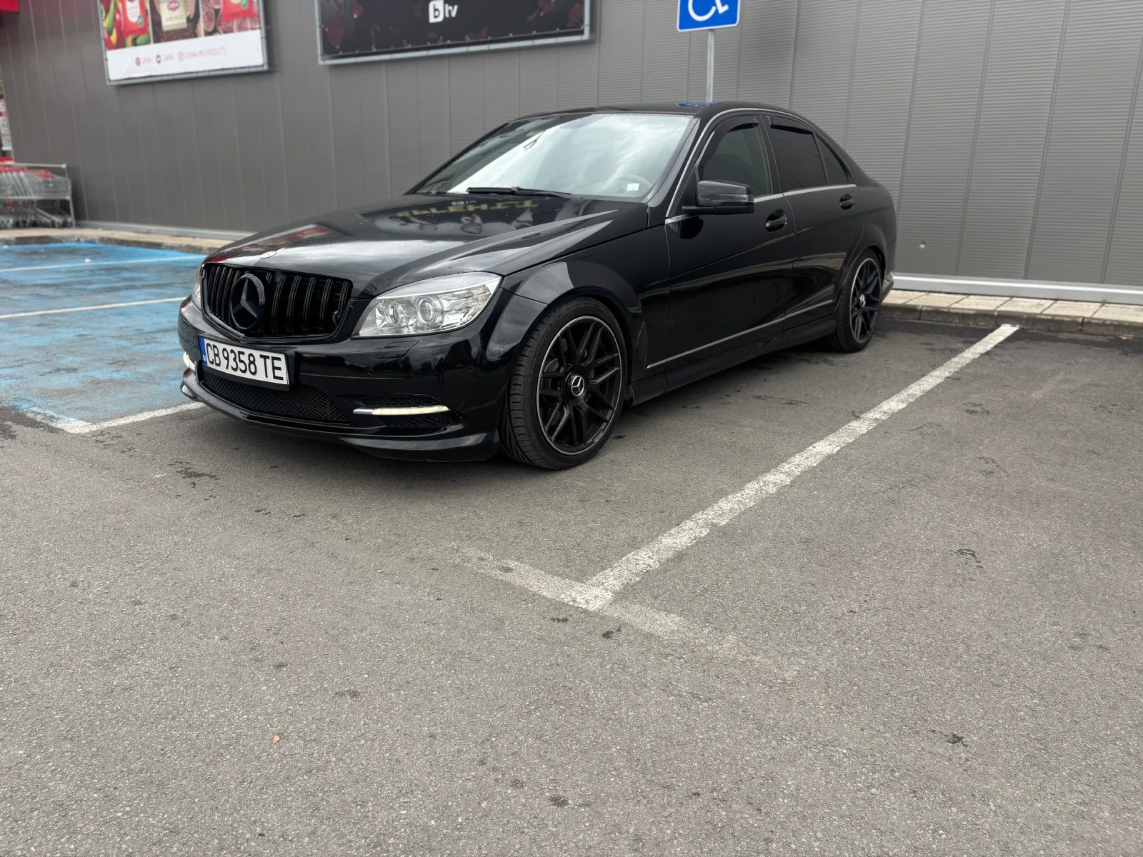 Mercedes-Benz C 300 AMG 4 matic, снимка 3 - Автомобили и джипове - 56447429