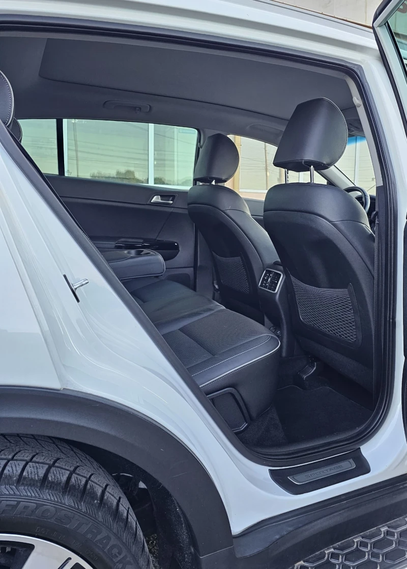 Kia Sportage 2.0 CRDI AWD 185к.с. Platinum JBL Камера KeylessGo, снимка 9 - Автомобили и джипове - 49213050