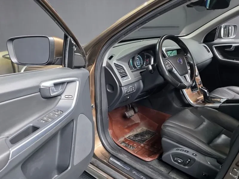 Volvo XC60 D3, снимка 10 - Автомобили и джипове - 55562377