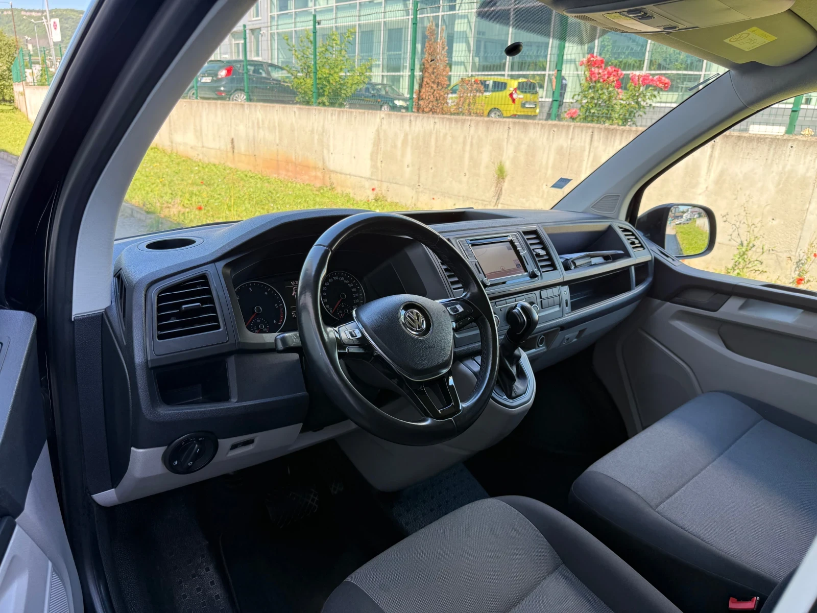 VW T6 2.0 tdi DSG Distronic, снимка 9 - Бусове и автобуси - 54899592