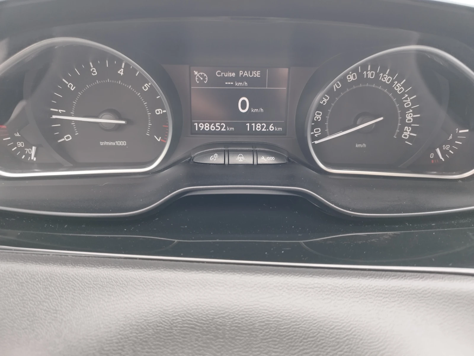 Peugeot 208 1.4i 95kc, снимка 13 - Автомобили и джипове - 53926245