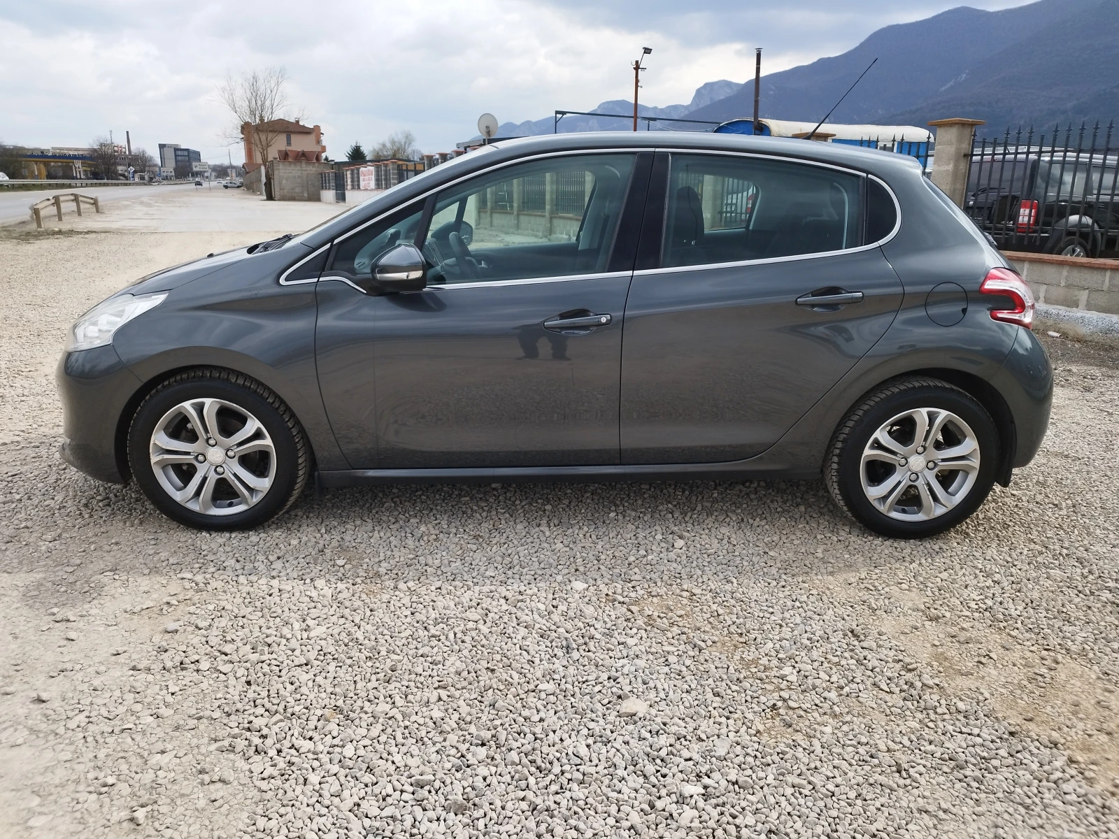 Peugeot 208 1.4i 95kc, снимка 2 - Автомобили и джипове - 53926245