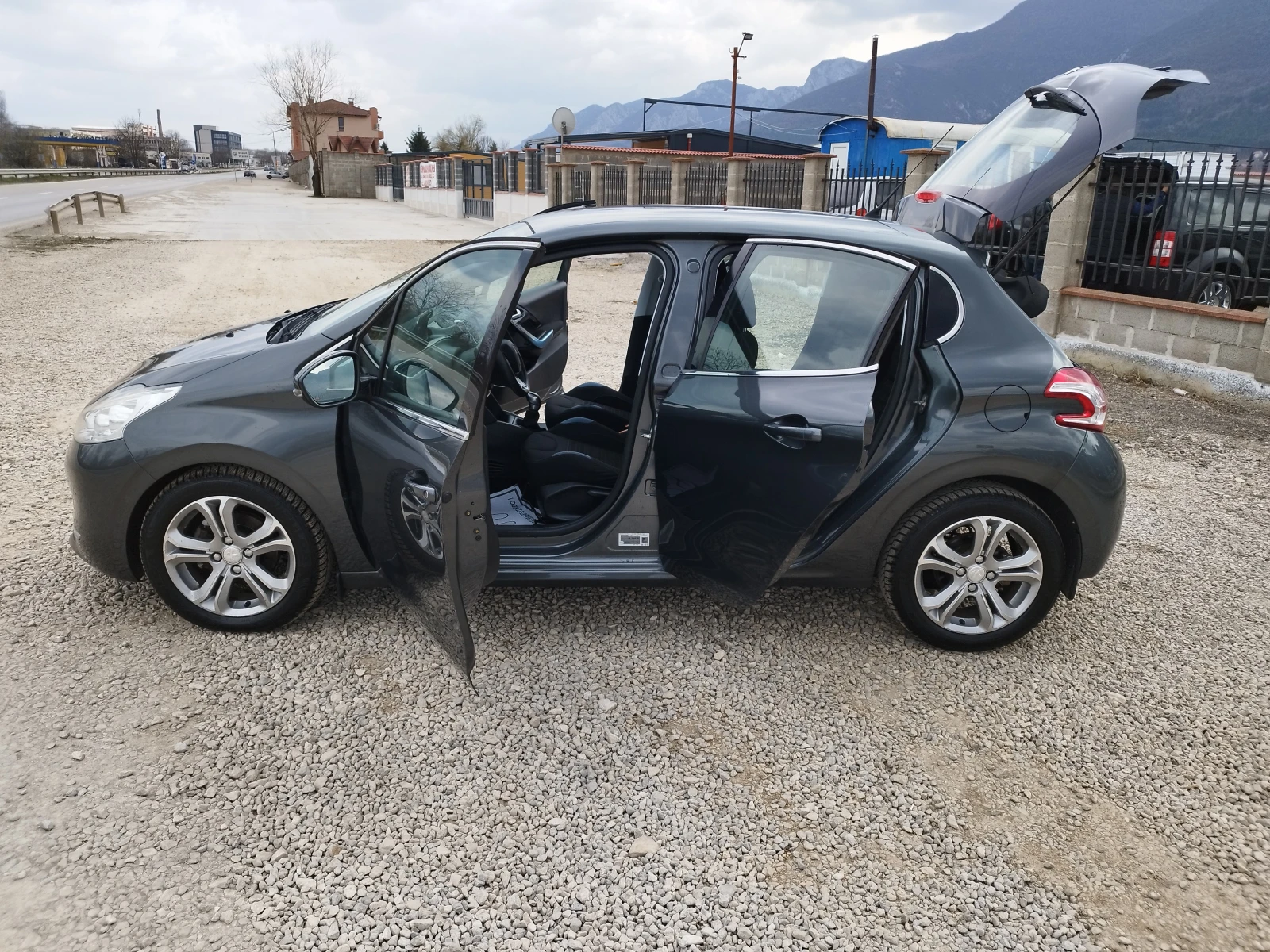 Peugeot 208 1.4i 95kc, снимка 9 - Автомобили и джипове - 53926245