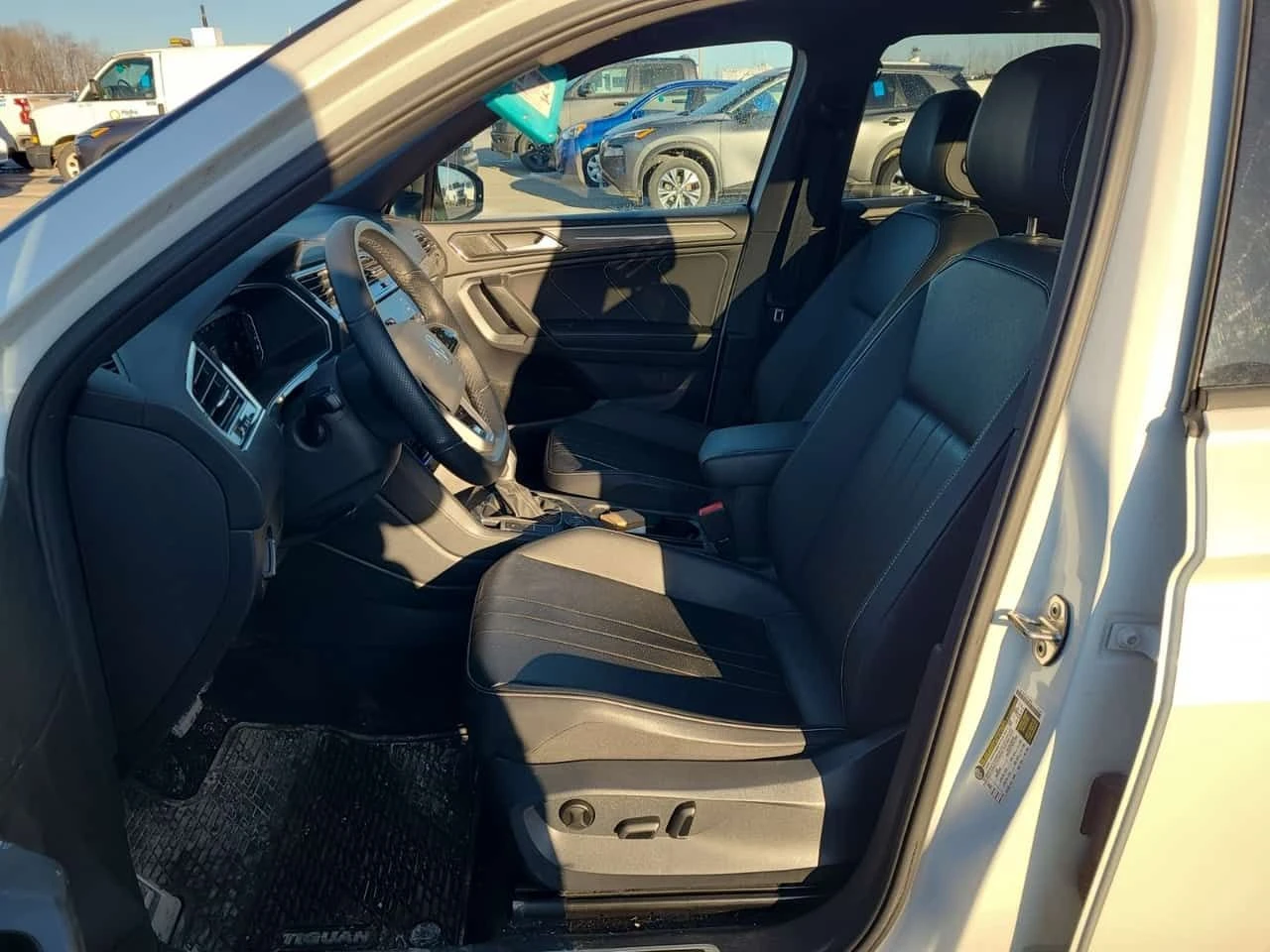 VW Tiguan  R LINE BLACK EDITION * 2 KEYS* PANO* CARFAX *  - изображение 9