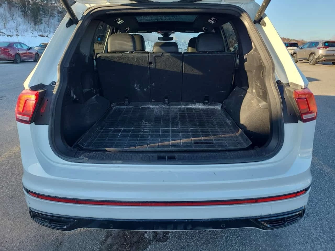 VW Tiguan  R LINE BLACK EDITION * 2 KEYS* PANO* CARFAX *  - изображение 6