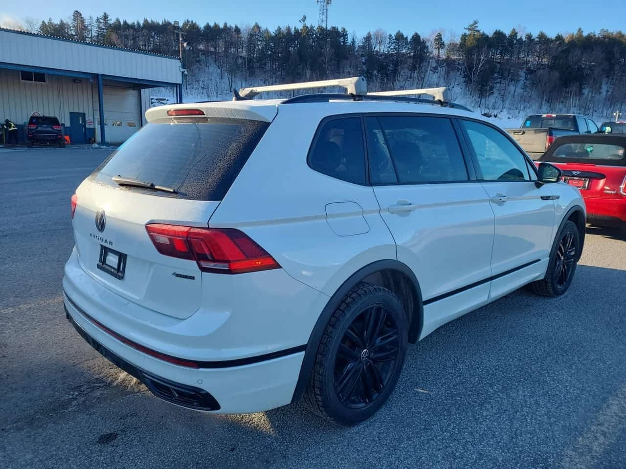 VW Tiguan  R LINE BLACK EDITION * 2 KEYS* PANO* CARFAX *  - изображение 3