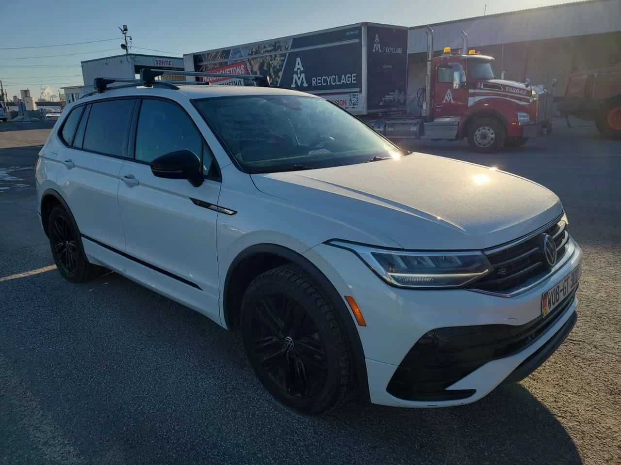 VW Tiguan  R LINE BLACK EDITION * 2 KEYS* PANO* CARFAX *  - изображение 2