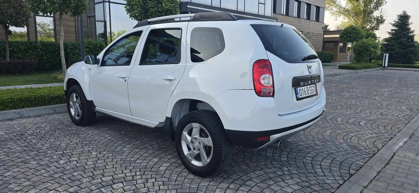 Dacia Duster 1.6 i GPL/ЛИЗИНГ/НАВИ/КАМЕРА!!!, снимка 4 - Автомобили и джипове - 54755839