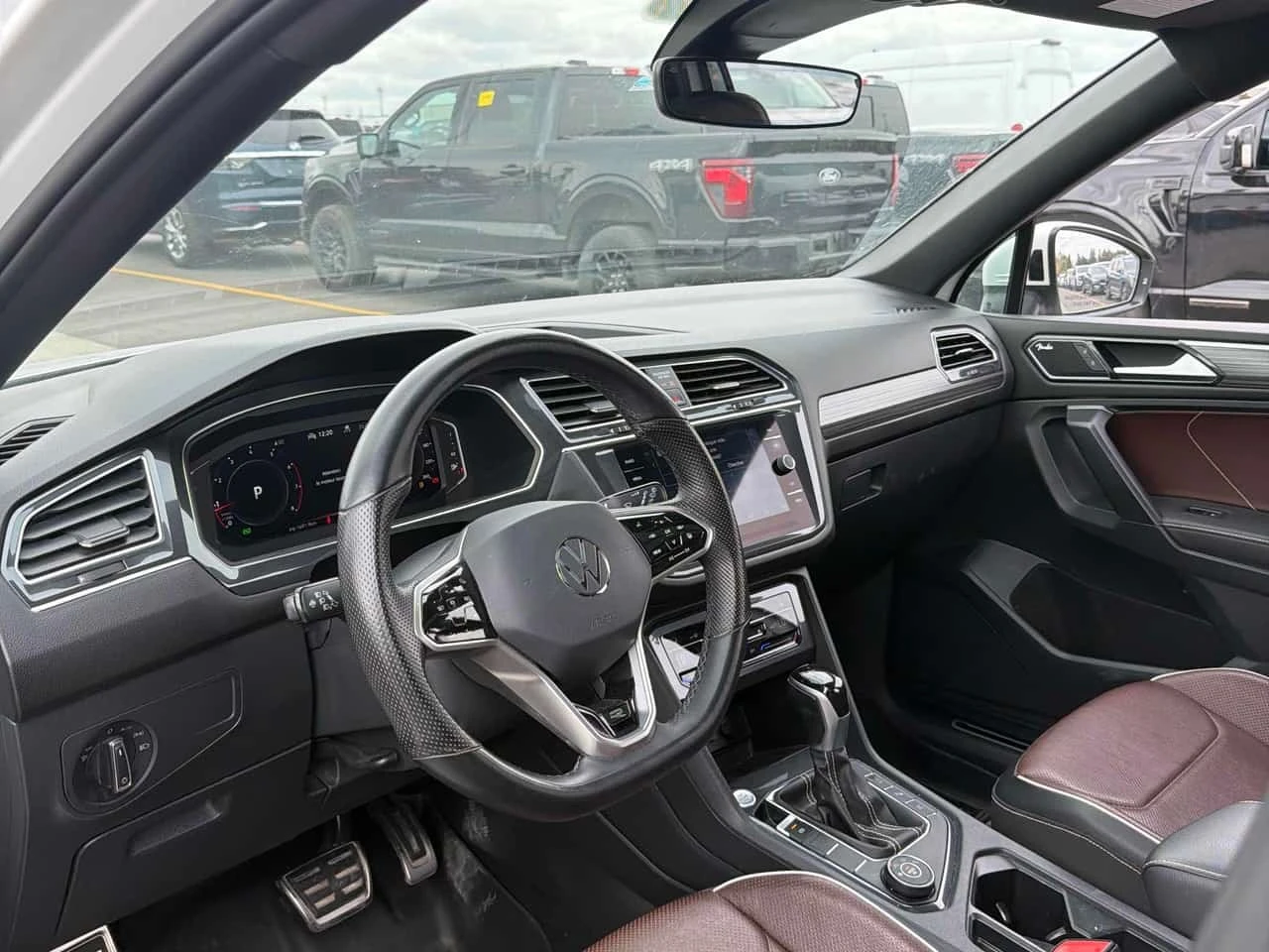 VW Tiguan / Highline R Line / БЕЗ ИНЦИДЕНТИ / АВТОКРЕДИТ, снимка 7 - Автомобили и джипове - 56288670