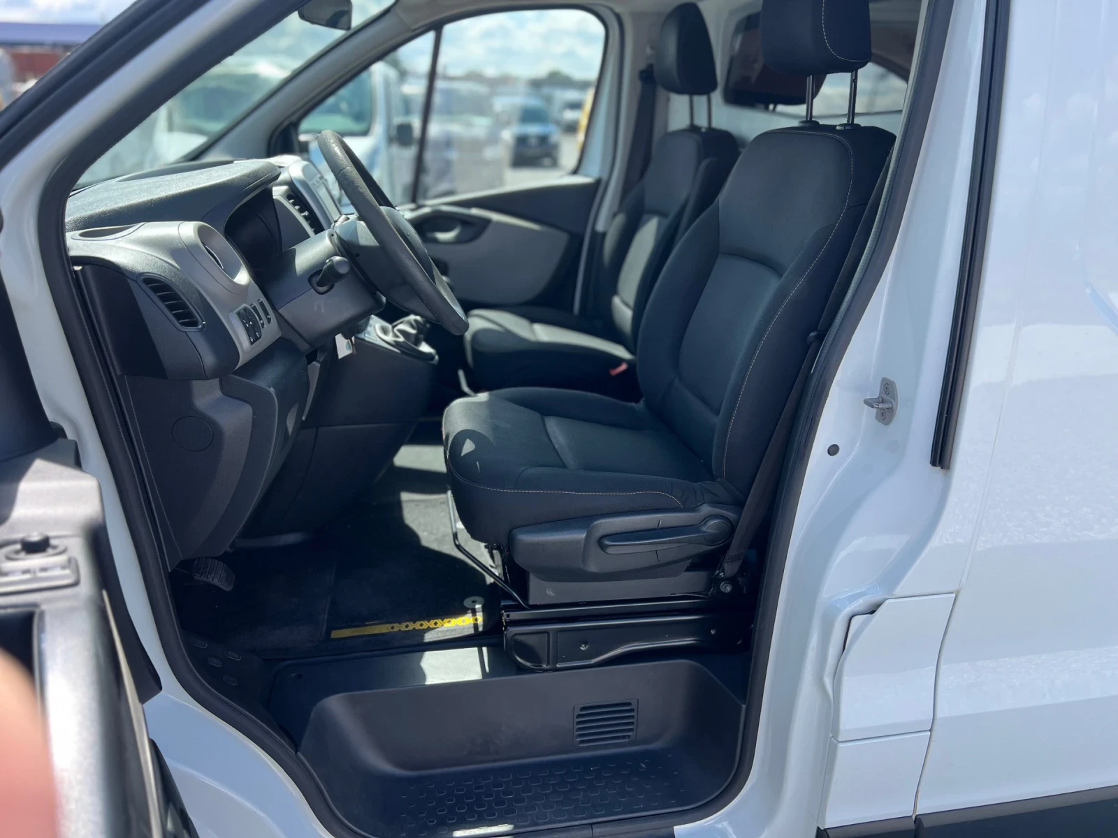 Renault Trafic, снимка 8 - Бусове и автобуси - 55396297