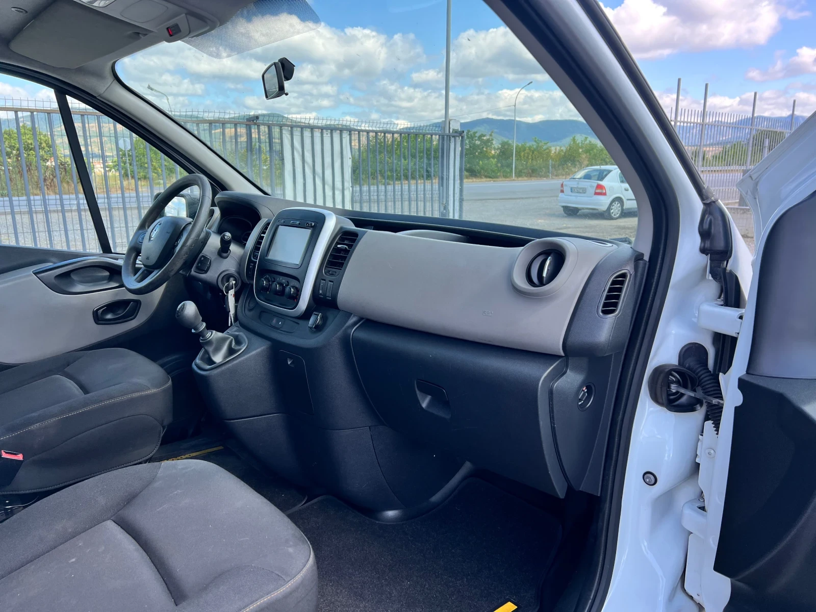 Renault Trafic, снимка 13 - Бусове и автобуси - 55396297