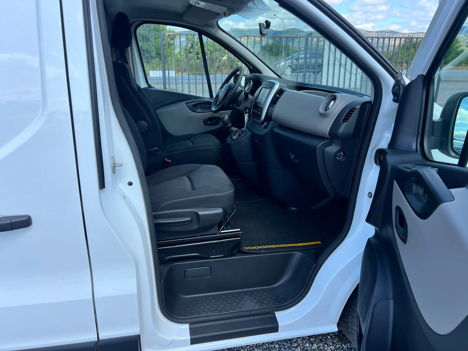 Renault Trafic, снимка 11 - Бусове и автобуси - 55396297