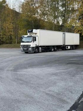Mercedes-Benz Actros Хладилен хенгер с падащ борд и преходен.