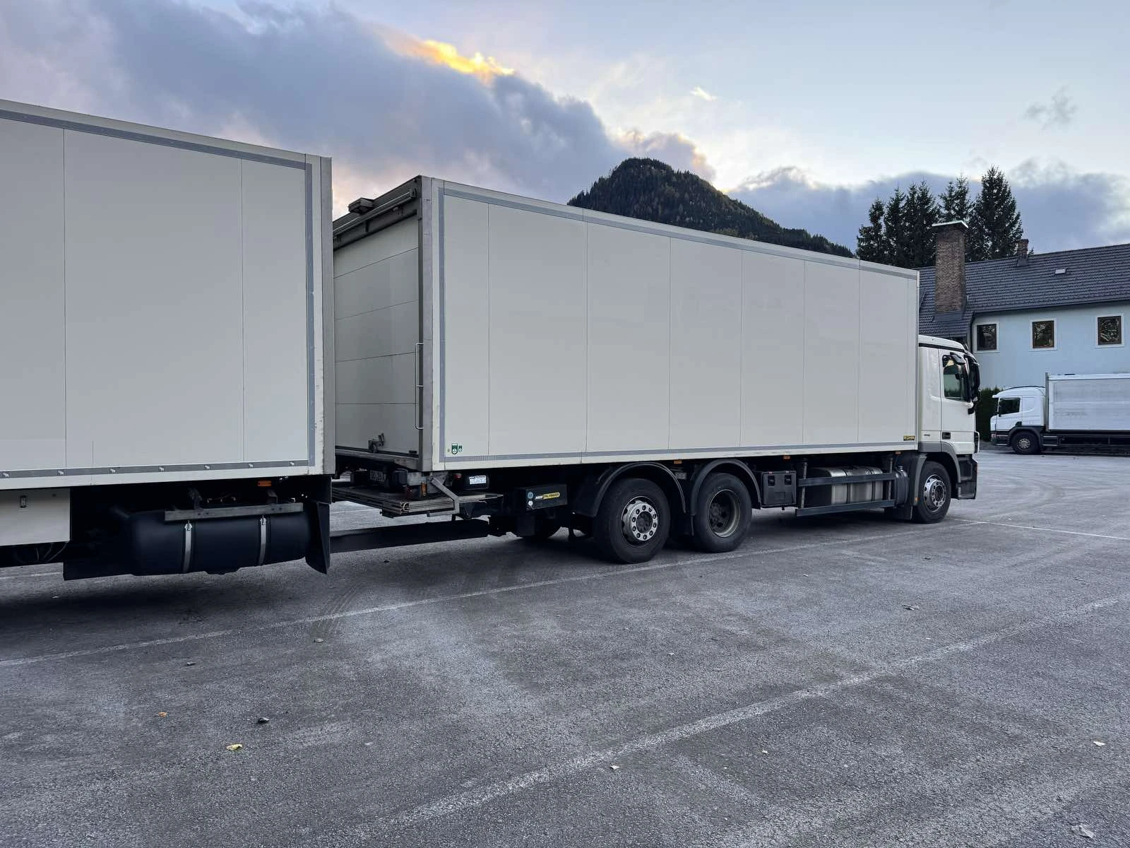 Mercedes-Benz Actros Хладилен хенгер с падащ борд и преходен. - изображение 3