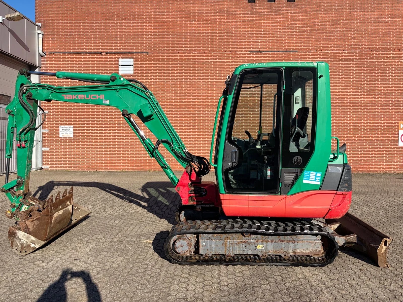 Багер Takeuchi TB235