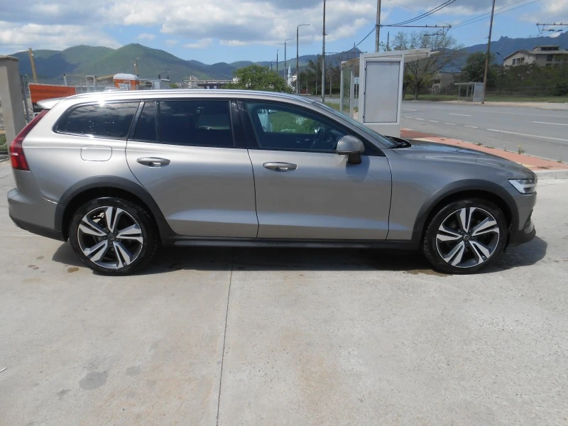 Volvo V60 Cross Country 2.0d-Navi-Kamera-Euro-6D, снимка 4 - Автомобили и джипове - 45467747