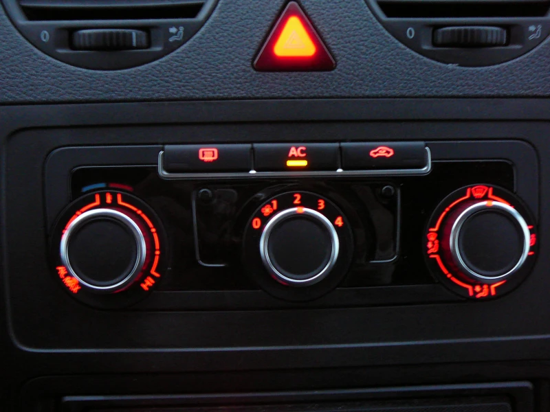 VW Caddy 1.6 tdi MAXI, снимка 10 - Автомобили и джипове - 52135286