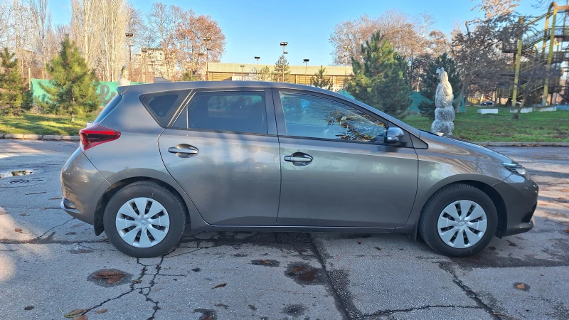 Toyota Auris 1.6, снимка 8 - Автомобили и джипове - 52937390