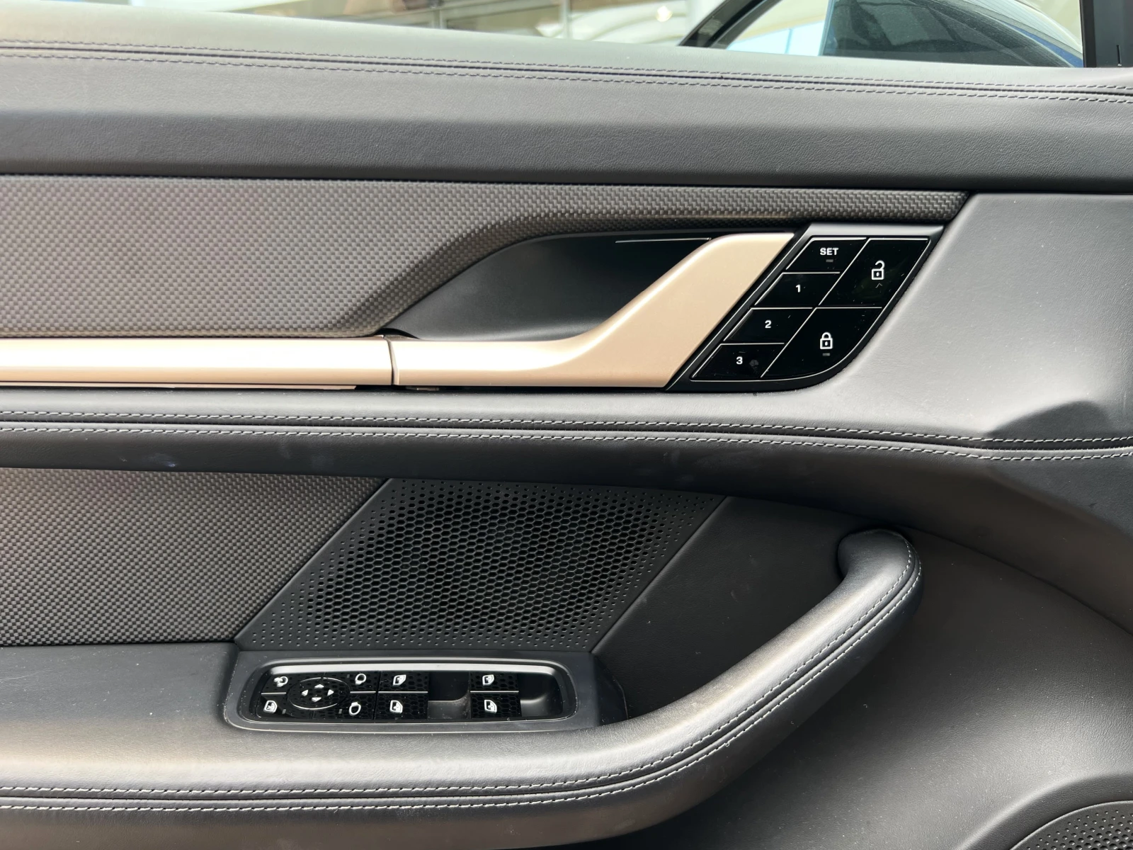 Porsche Taycan TURBO S/CERAMIC/CARBON/BOSE/PANO/MATRIX/HEAD UP/21 - изображение 8