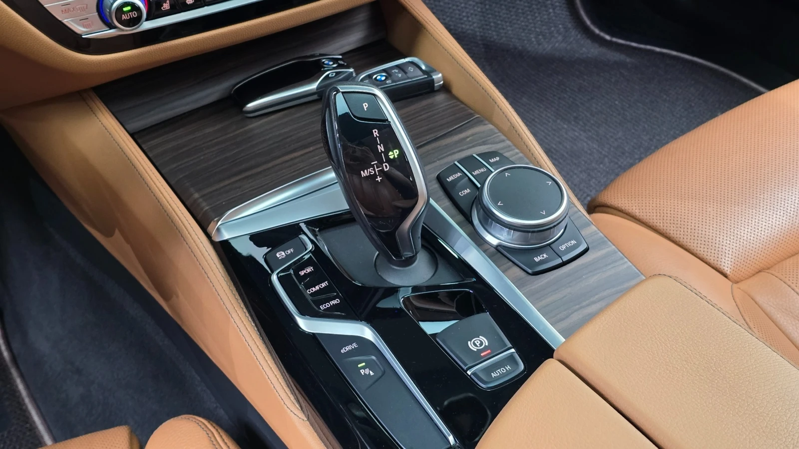 BMW 530E * ОБДУХВАНЕ * ДИСТРОНИК * HEAD UP * , снимка 14 - Автомобили и джипове - 55352996