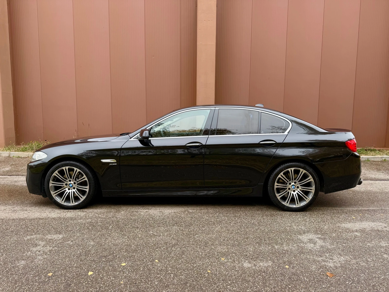 BMW 530 X-Drive/M PACK/KEYLESS/HEAD-UP/ГАРАНЦИЯ 6 МЕСЕЦА, снимка 2 - Автомобили и джипове - 56725014