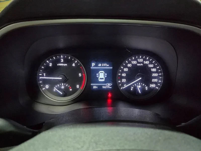Hyundai Tucson DIESEL 2.0 4WD SMART, снимка 8 - Автомобили и джипове - 55349206