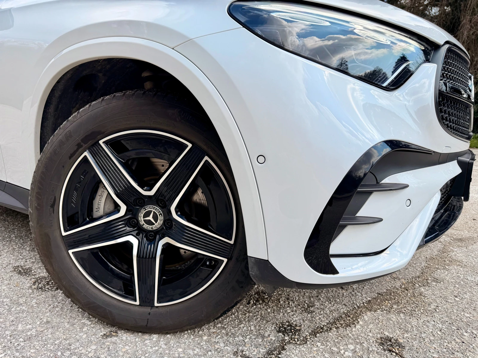 Mercedes-Benz GLC 300 d 4MATIC/AMG/LED/DISTR/MEMORY/360/KEYLESS/PANO, снимка 2 - Автомобили и джипове - 54173213