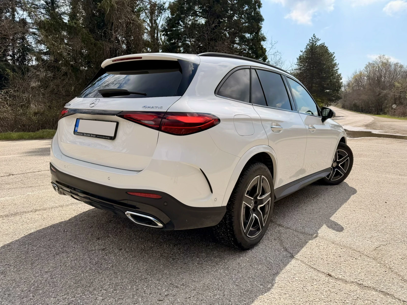 Mercedes-Benz GLC 300 d 4MATIC/AMG/LED/DISTR/MEMORY/360/KEYLESS/PANO, снимка 4 - Автомобили и джипове - 54173213