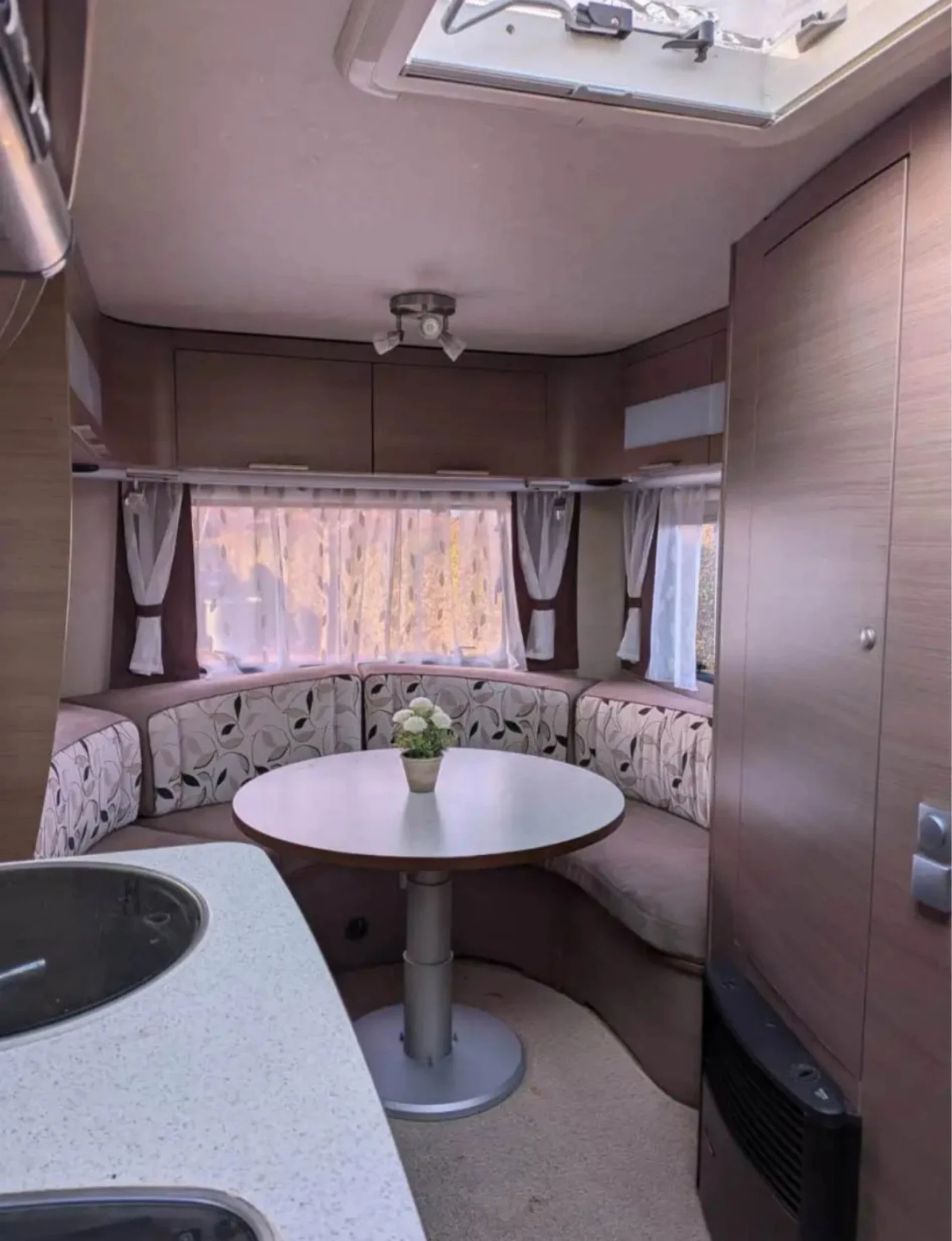 Каравана Adria ADIVA 462 PD, снимка 8 - Каравани и кемпери - 55073605