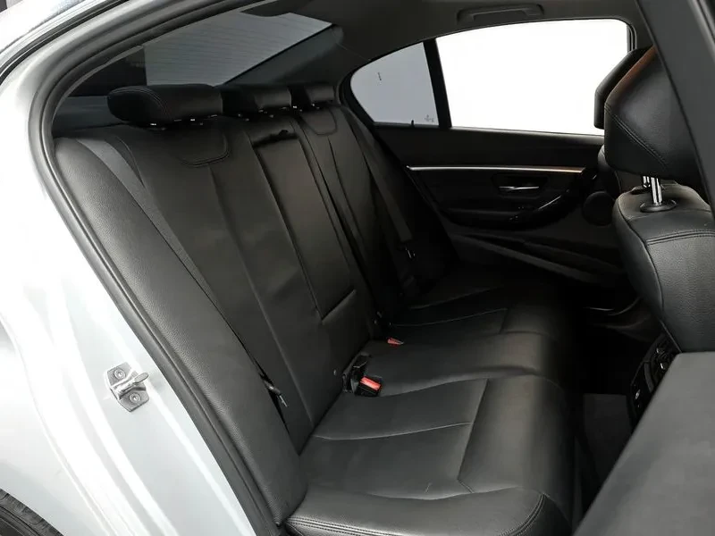 BMW 320 i, снимка 12 - Автомобили и джипове - 54592484