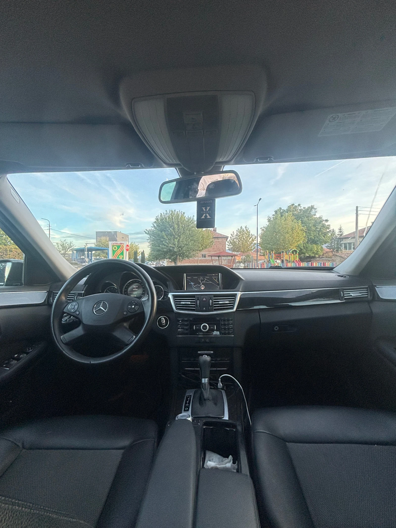 Mercedes-Benz E 220, снимка 9 - Автомобили и джипове - 53913445