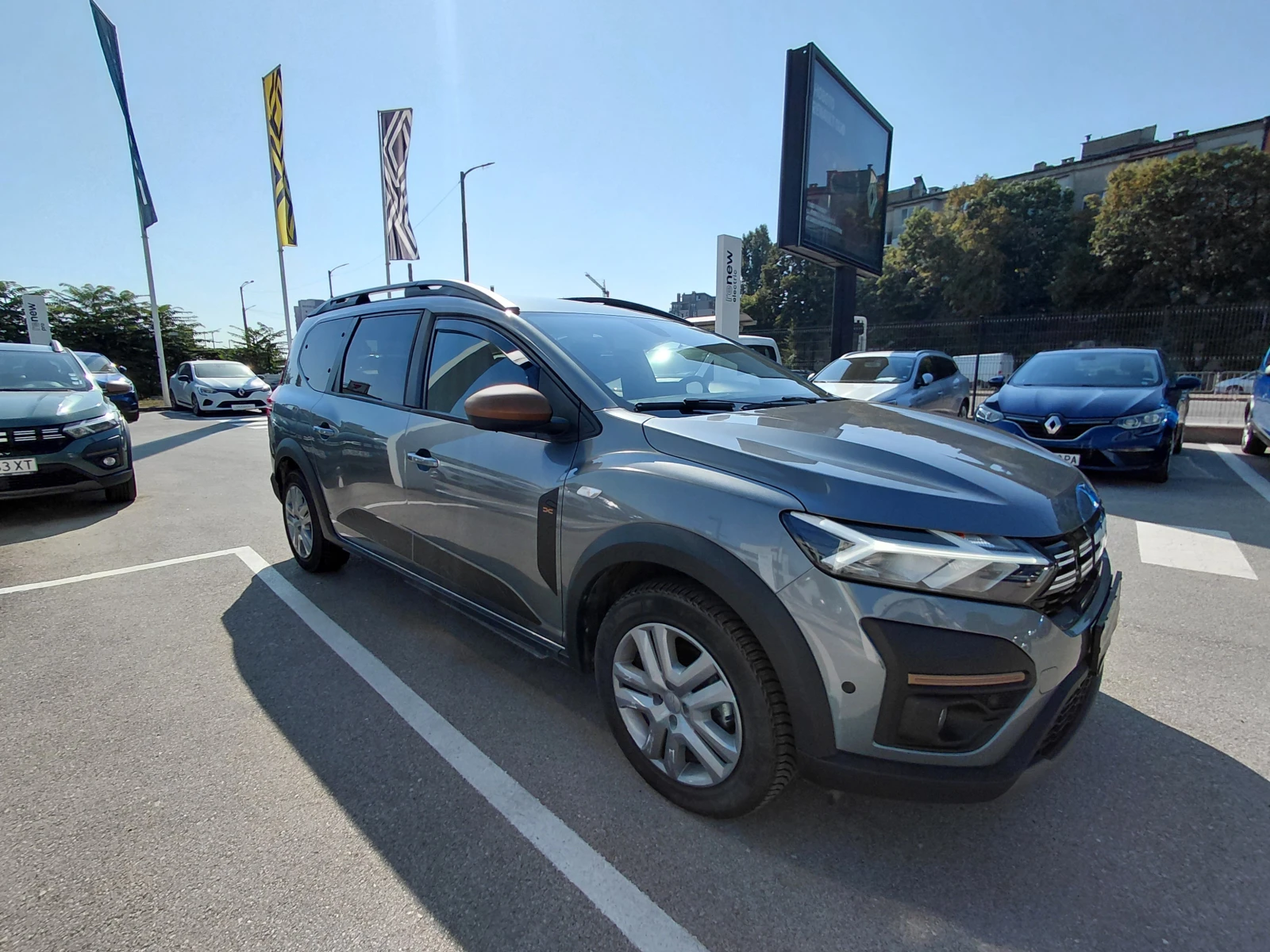 Dacia Jogger 1.6 E-Tech Full Hybrid 140/(6+ 1)места, снимка 3 - Автомобили и джипове - 55586472