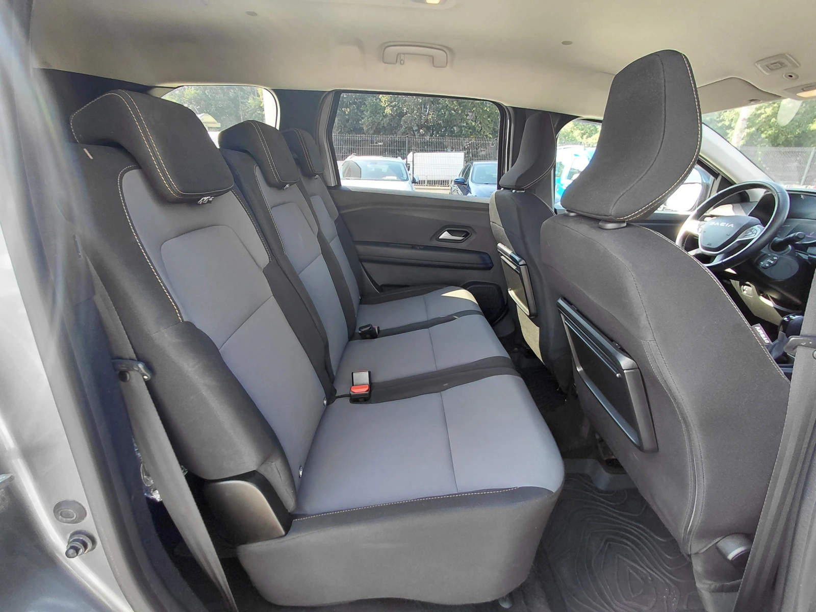 Dacia Jogger 1.6 E-Tech Full Hybrid 140/(6+ 1)места, снимка 14 - Автомобили и джипове - 55586472
