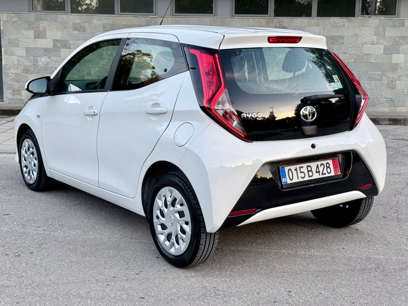 Toyota Aygo 1.0-VVT-i* X-CONNECT* LED* Euro 6* , снимка 2 - Автомобили и джипове - 55985041