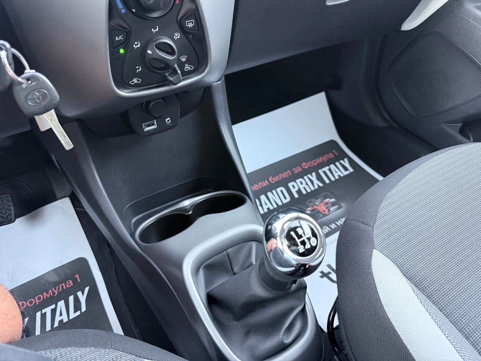 Toyota Aygo 1.0-VVT-i* X-CONNECT* LED* Euro 6* , снимка 13 - Автомобили и джипове - 55985041