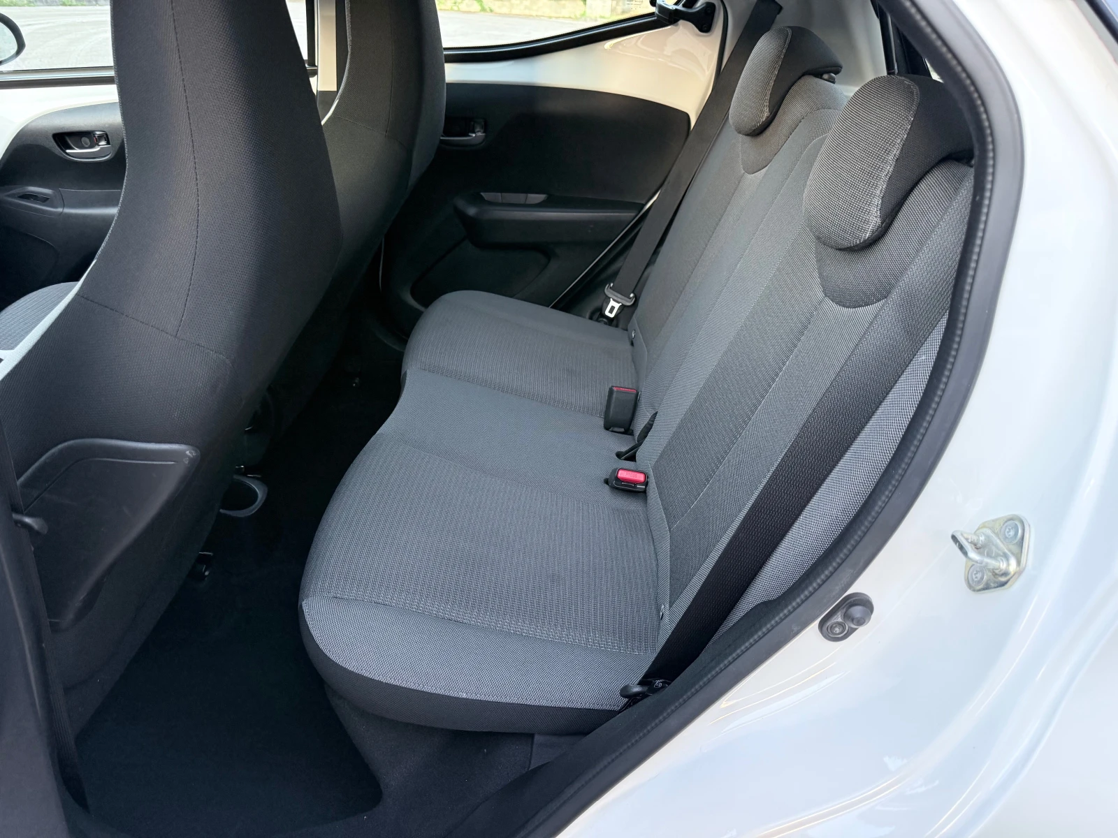 Toyota Aygo 1.0-VVT-i* X-CONNECT* LED* Euro 6* , снимка 8 - Автомобили и джипове - 55985041