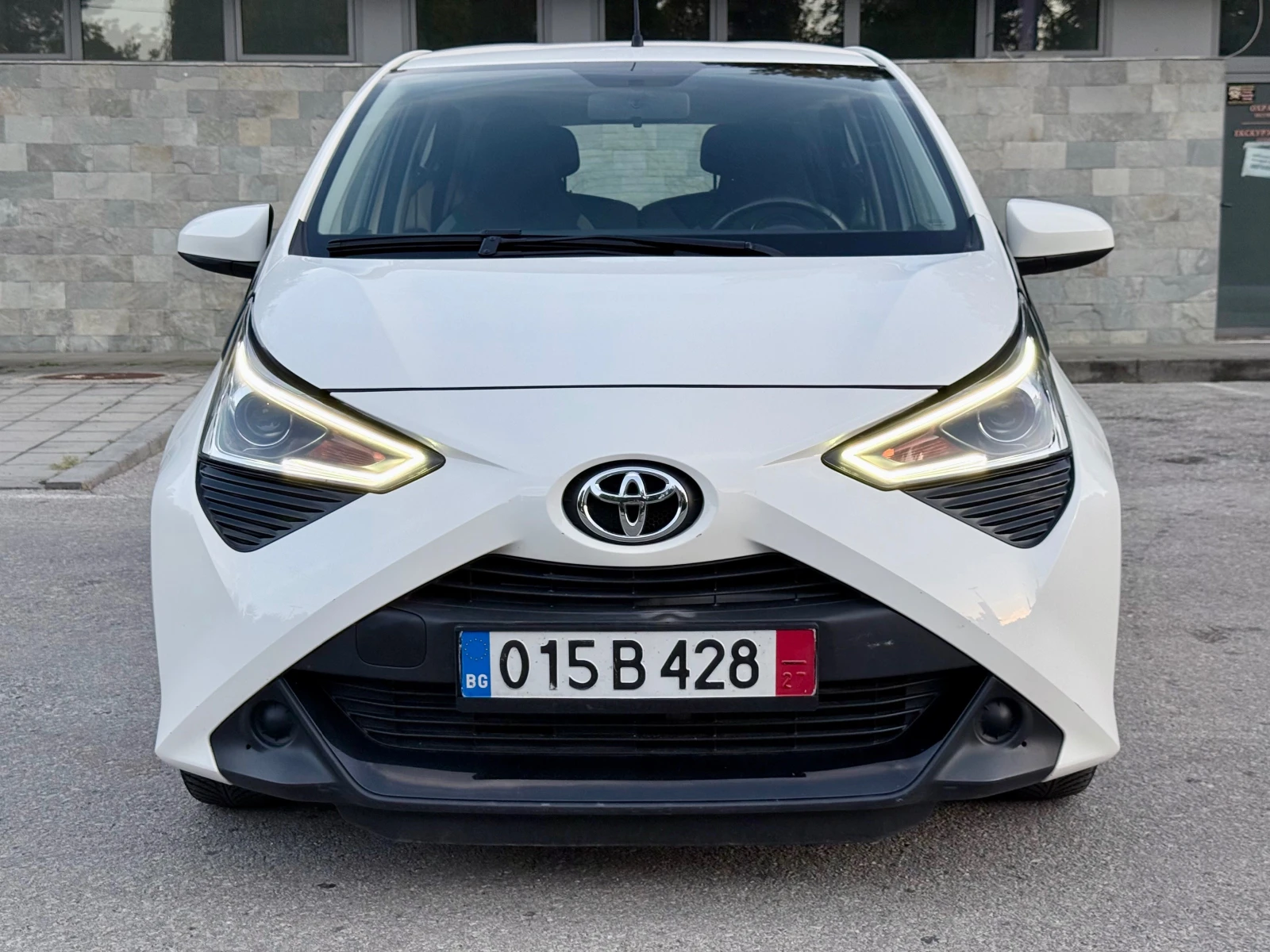 Toyota Aygo 1.0-VVT-i* X-CONNECT* LED* Euro 6* , снимка 6 - Автомобили и джипове - 55985041