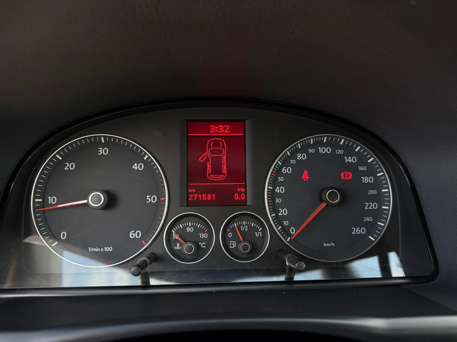 VW Touran 2.0 TDI 170, снимка 16 - Автомобили и джипове - 56059138