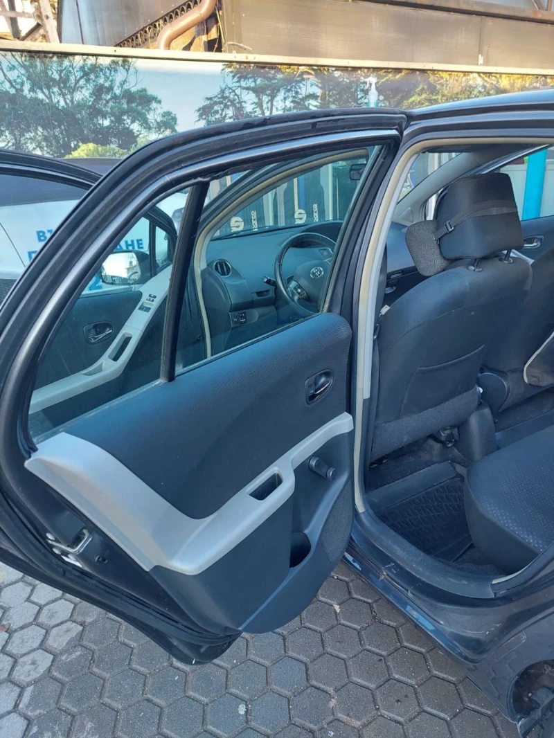 Toyota Yaris 1.3 VVTi, снимка 9 - Автомобили и джипове - 48555594