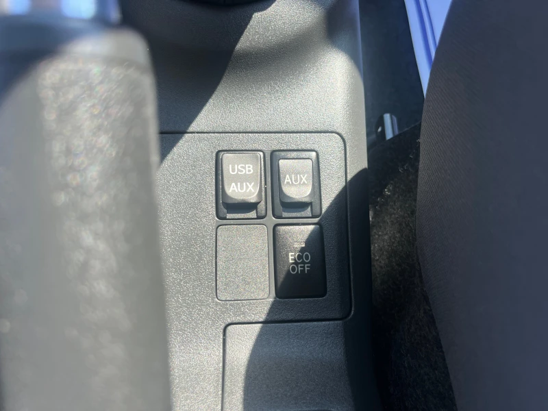 Toyota Yaris 1.3 VVTI 6 скорости, снимка 14 - Автомобили и джипове - 51326935